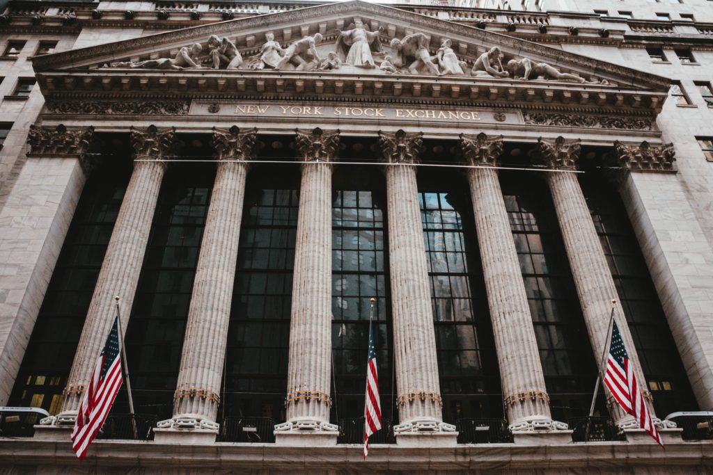 a picture of the New York Stock Exchange, symbolizing the topic of IPO vs direct listing (DPO)